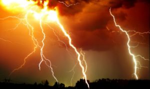 Nhân quả báo ứng: Ngược đãi mẹ chồng, con dâu bị sét đánh tại nhà