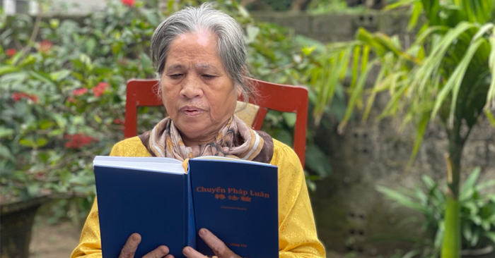 Thấy sự kỳ diệu của 9 chữ chân ngôn, bà lão bước vào tu luyện Đại Pháp