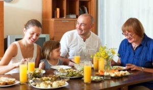Bữa ăn tối trong gia đình: Truyền thống nuôi dưỡng trái tim và tâm trí