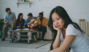 Vì sao đôi khi bạn vẫn thấy cô đơn ngay cả khi ở bên người thân?