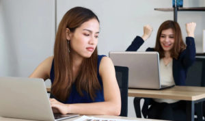 3 cách để vượt qua sự ghen tị nơi công sở