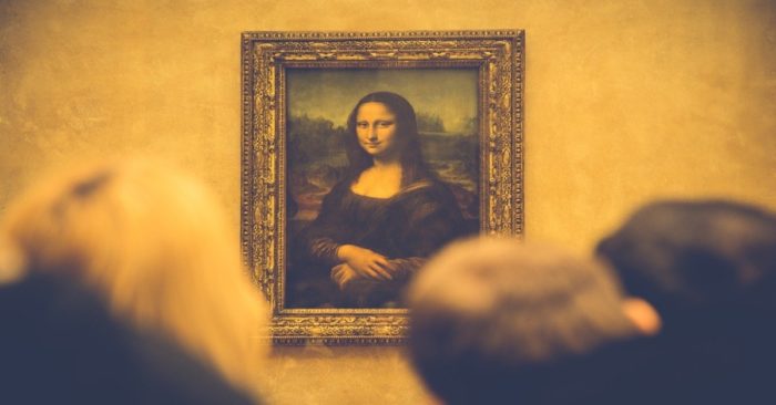 Mona Lisa (La Gioconda hay La Joconde, Chân dung Lisa Gherardini, vợ của Francesco del Giocondo[1]) là một bức chân dung thế kỷ 16 được vẽ bằng sơn dầu trên một tấm gỗ dương tại Florence bởi Leonardo da Vinci trong thời kì Phục Hưng Italia. Tác phẩm thuộc sở hữu của Chính phủ Pháp và hiện được trưng bày tại bảo tàng Louvre ở Paris, Pháp với tên gọi Chân dung Lisa Gherardini, vợ của Francesco del Giocondo.[1] Bức tranh là một bức chân dung nửa người và thể hiện một phụ nữ có những nét thể hiện trên khuôn mặt thường được miêu tả là bí ẩn.[2][3] Sự mơ hồ trong nét thể hiện của người mẫu, sự lạ thường của thành phần nửa khuôn mặt, và sự huyền ảo của các kiểu mẫu hình thức và không khí hư ảo là những tính chất mới lạ góp phần vào sức mê hoặc của bức tranh.[1] Có lẽ nó là bức tranh nổi tiếng nhất từng bị đánh cắp và được thu hồi về bảo tàng Louvre. Ít tác phẩm nghệ thuật khác từng là chủ đề của nhiều sự chăm sóc kỹ lưỡng, nghiên cứu, thần thoại hoá và bắt chước tới như vậy.[4] Một sự nghiên cứu và vẽ thử bằng chì than và graphite về Mona Lisa được cho là của Leonardo có trong Bộ sưu tập Hyde, tại Glens Falls, NY.