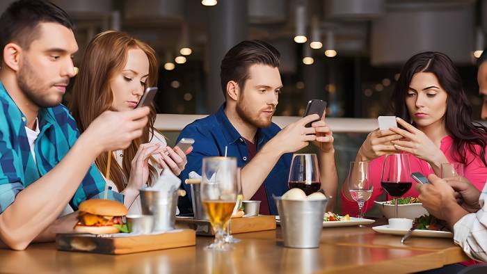 Nghiện điện thoại liên quan đến trầm cảm, bắt nạt trực tuyến và mất ngủ