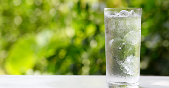 Uống quá nhiều nước đá có thể gây tổn hại cho cơ thể