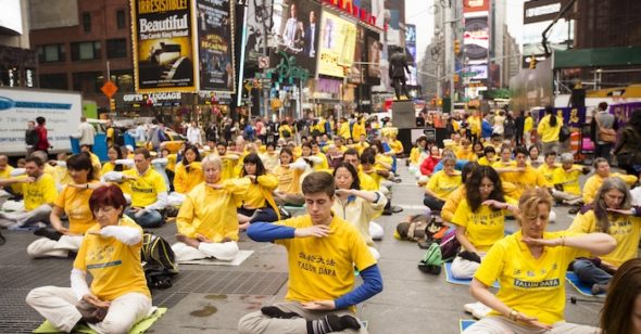 Các học viên Pháp Luân Công (Pháp Luân Đại Pháp) từ nhiều quốc gia ngồi thiền tại Quảng trường Thời đại, New York, Mỹ ngày 15/6/2014 (ảnh: Minh Huệ).