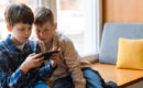 Những tác hại khi cho trẻ dùng điện thoại sớm