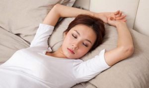 Tư thế ngủ “đầu hàng” có thể là tín hiệu cảnh báo về sức khỏe