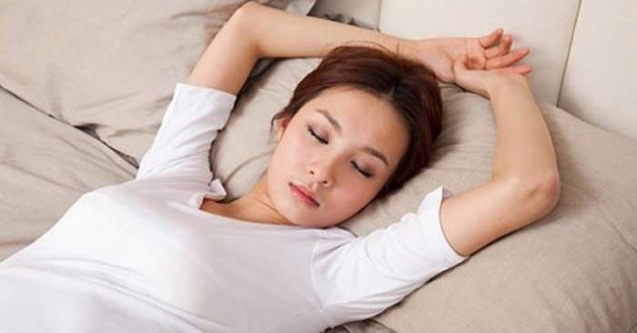 Tư thế ngủ “đầu hàng” có thể là tín hiệu cảnh báo về sức khỏe