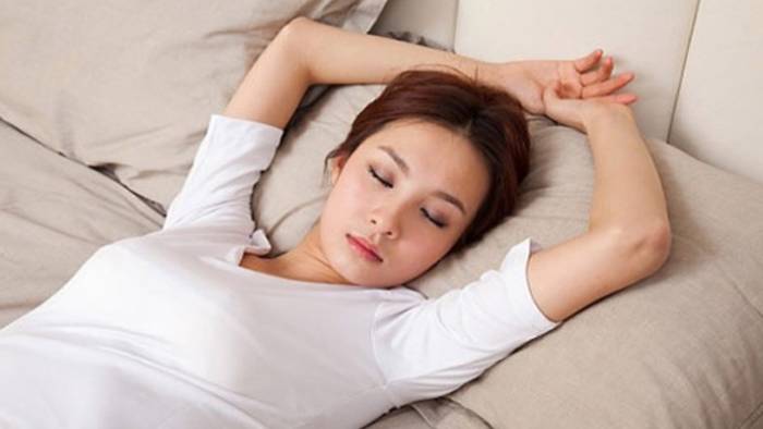 Tư thế ngủ “đầu hàng” có thể là tín hiệu cảnh báo về sức khỏe