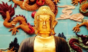 Muốn chiếm tượng Phật tại chùa Long Vương làm của riêng mình, Yue Jijun đã ra lệnh cho binh lính dỡ bỏ tượng khỏi bàn thờ.