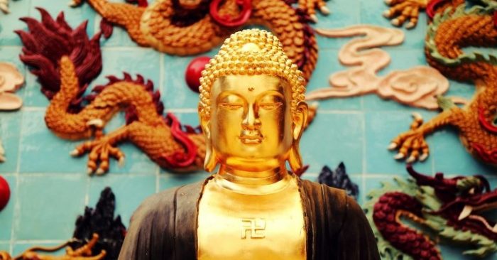 Muốn chiếm tượng Phật tại chùa Long Vương làm của riêng mình, Yue Jijun đã ra lệnh cho binh lính dỡ bỏ tượng khỏi bàn thờ.
