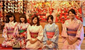 Cô gái Nhật bản mặc kimono