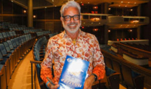 Biểu diễn Shen Yun tỏa ra ‘ánh sáng chữa lành’, cơn đau lưng của người y tá biến mất